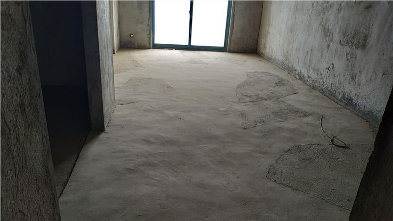 时代广场毛坯大三房， 付12万，证满2年有钥匙看房方便