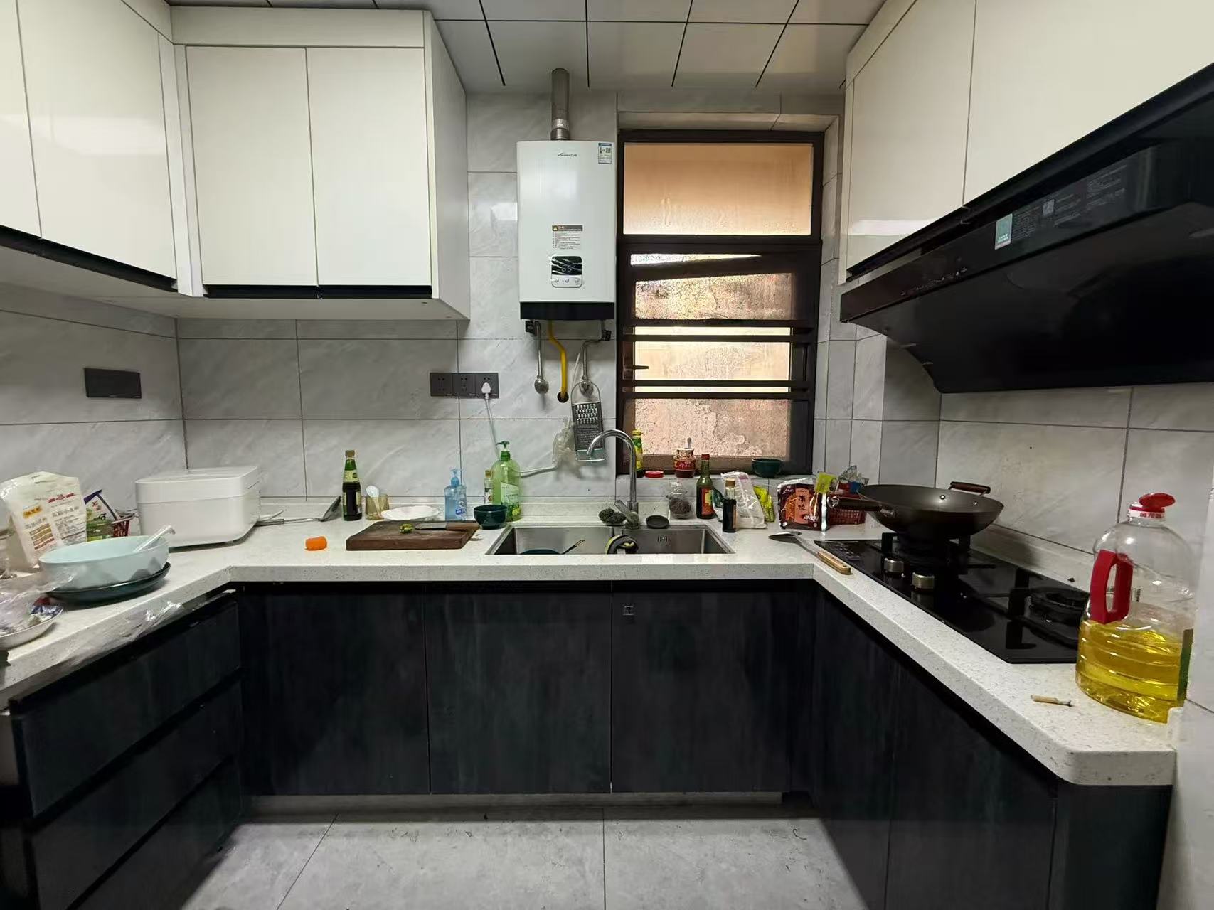 急售，城西，绿地香格里拉，电梯精装三房两卫，证满二，单价3800，