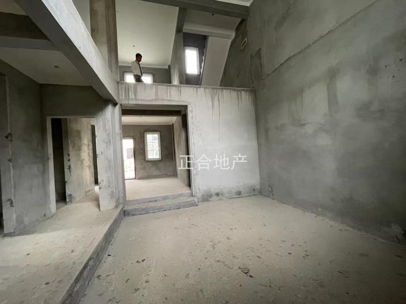 祥生御江湾，联排别墅，边户，带大院子，两个车位，朝南北满两年