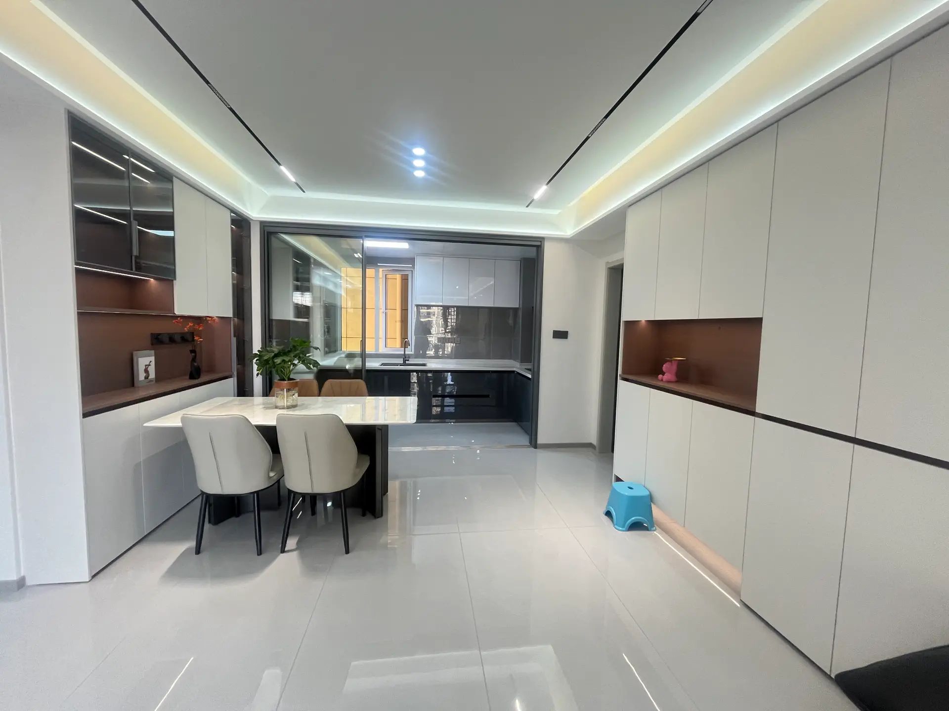 城南，森林国际，湖景房，精装三房2卫，​边户，证满二拎包入住！