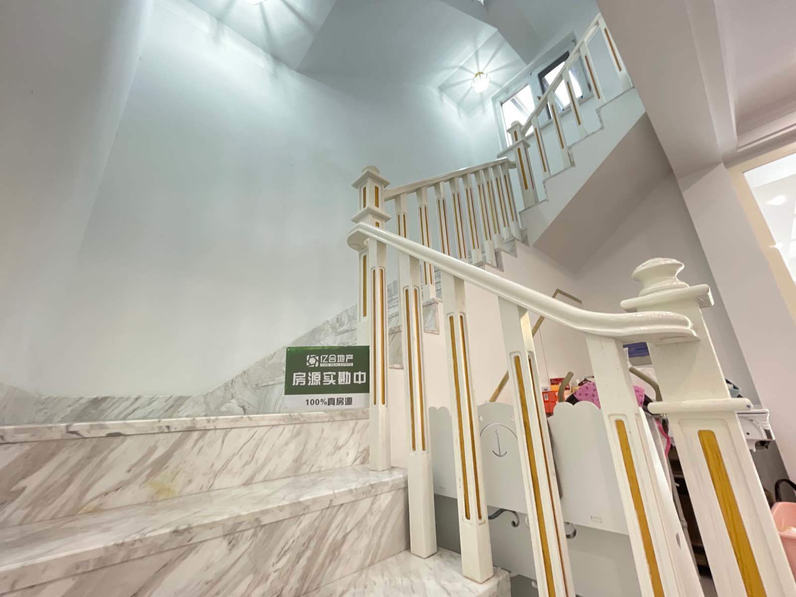 绿地华庭康城别墅204平5室6厅3卫南北通透豪装私家车位证满二年