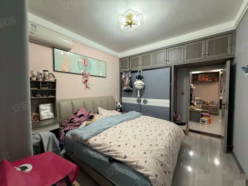 345，商城旁，交通路菜场附近，步梯二楼，精装三房，成色新，老证