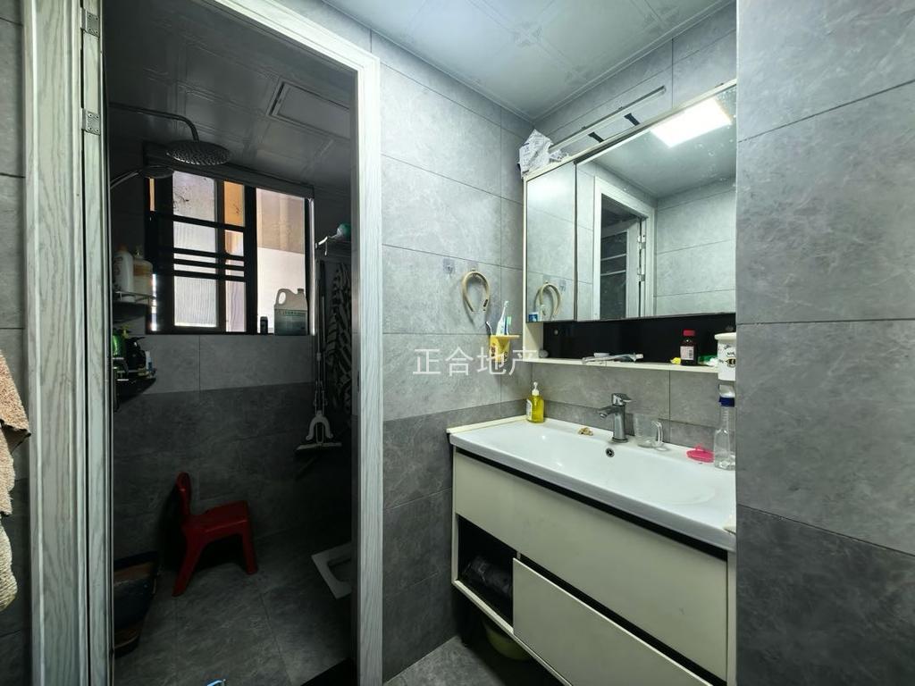 吾悦旁，电梯小高层，荣怀，精装三房二卫，证件满二。采光好，好楼层