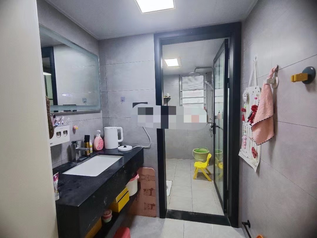 亏本出，吾悦旁次新小区，蓝天新城，精装大三房，单价6800，送车位，三开间朝南，人车分流。好楼层朝阳xiao学，元泰三