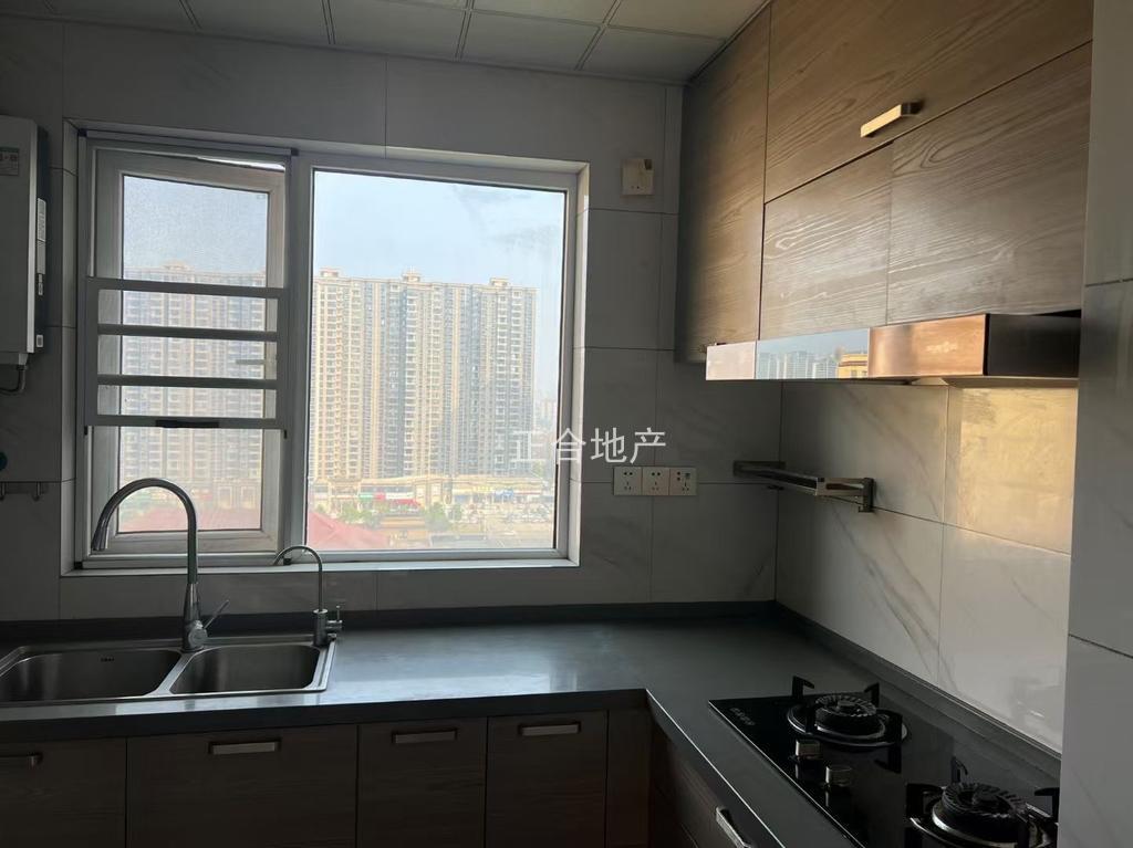 捡漏，满‮春庭‬，电梯小‬高层，好楼层16楼，东边户，​精装三房，​送‬车位，