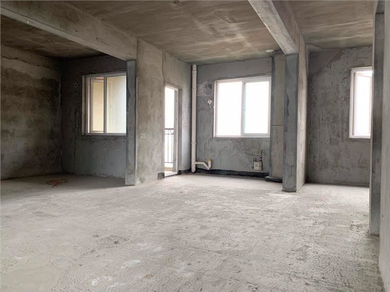 锦绣江山，毛坯三房，想怎么装就怎么装，可以按揭，单价5000一点