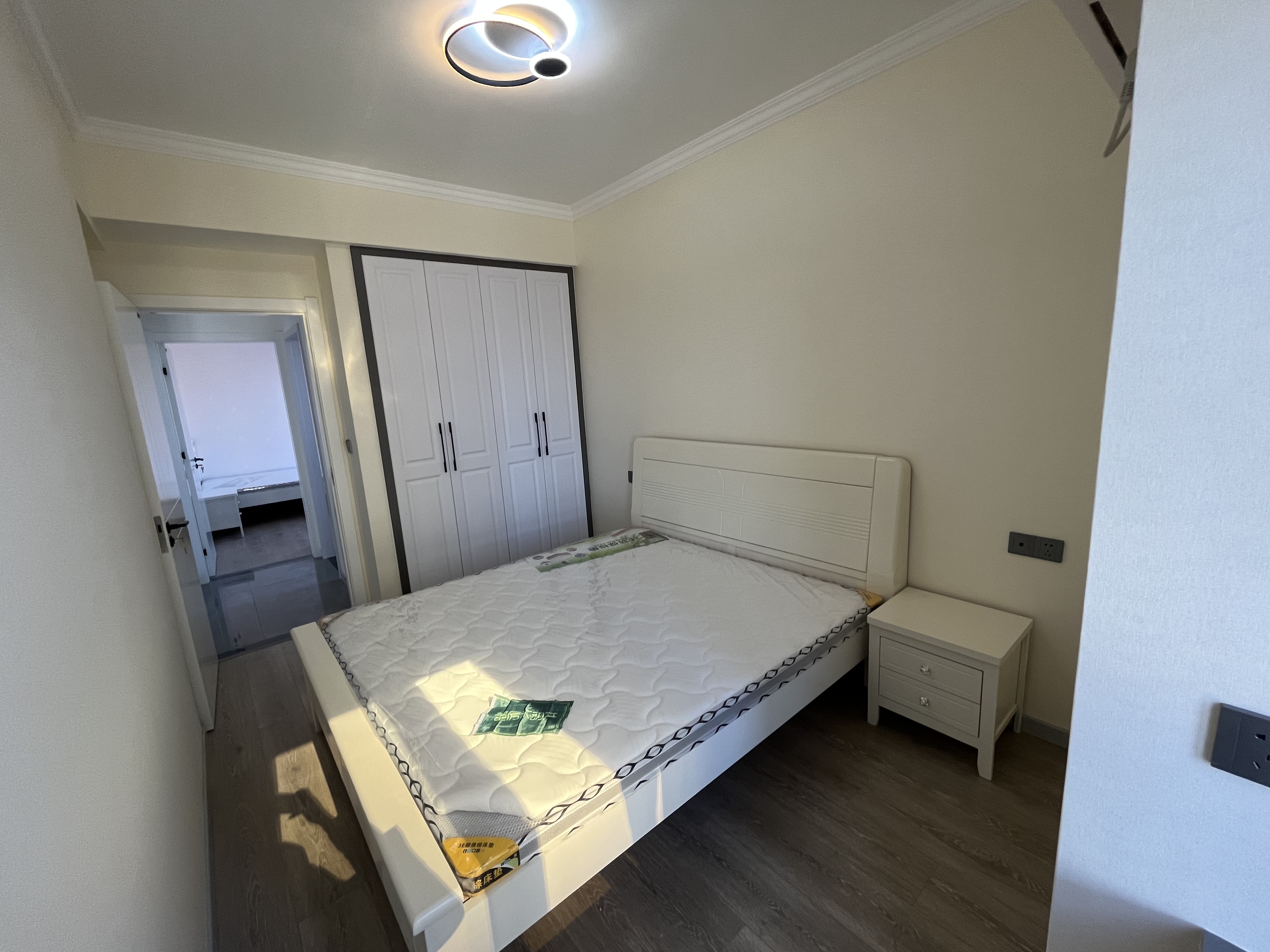 新天地国际广场全新装修楼层 自住都可以下楼就可以吃喝玩乐