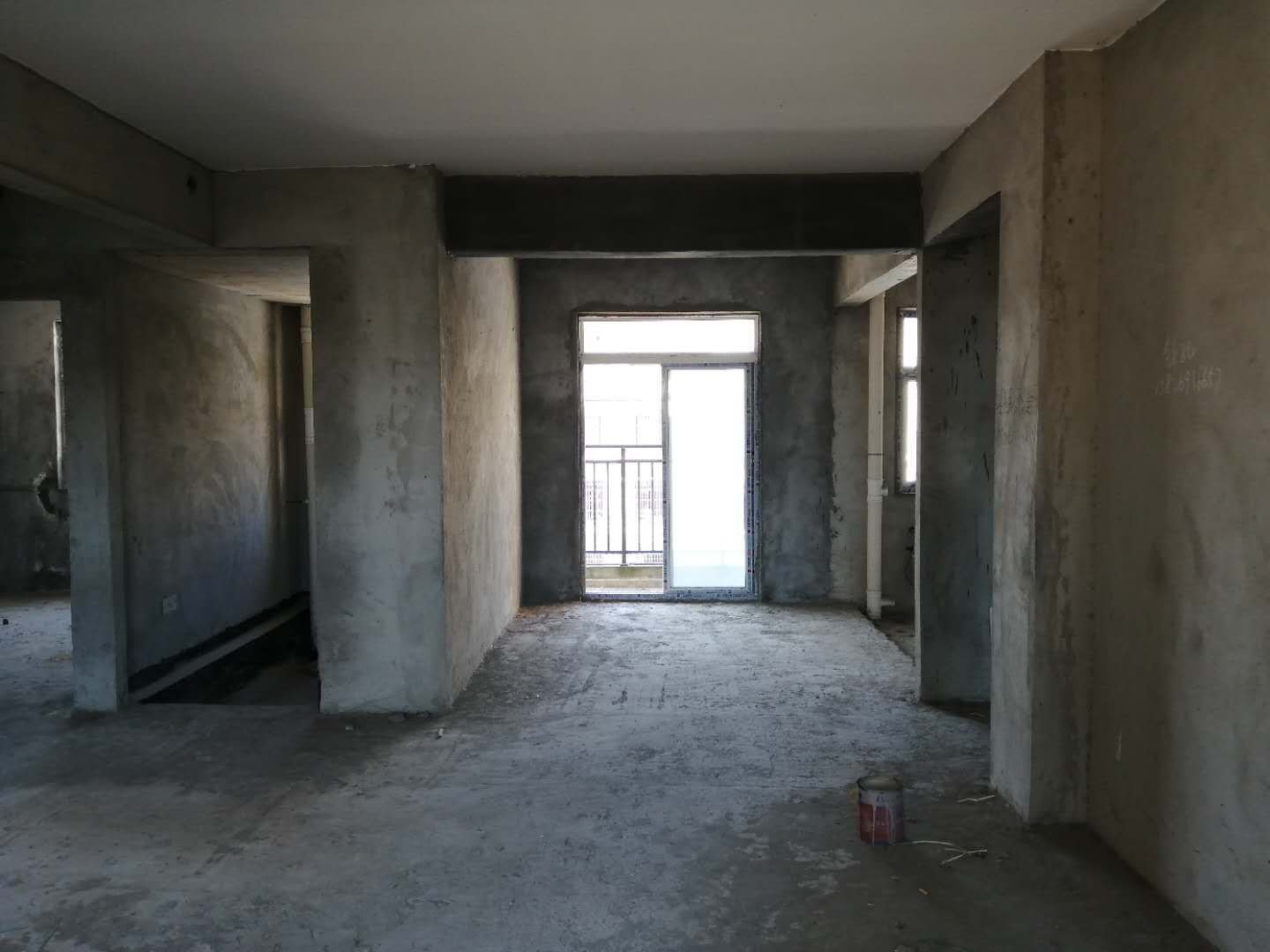 一中对面毛坯大三房，证件满二