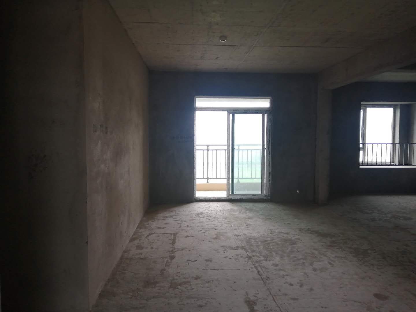 南国明珠毛坯大三房，电梯好楼层