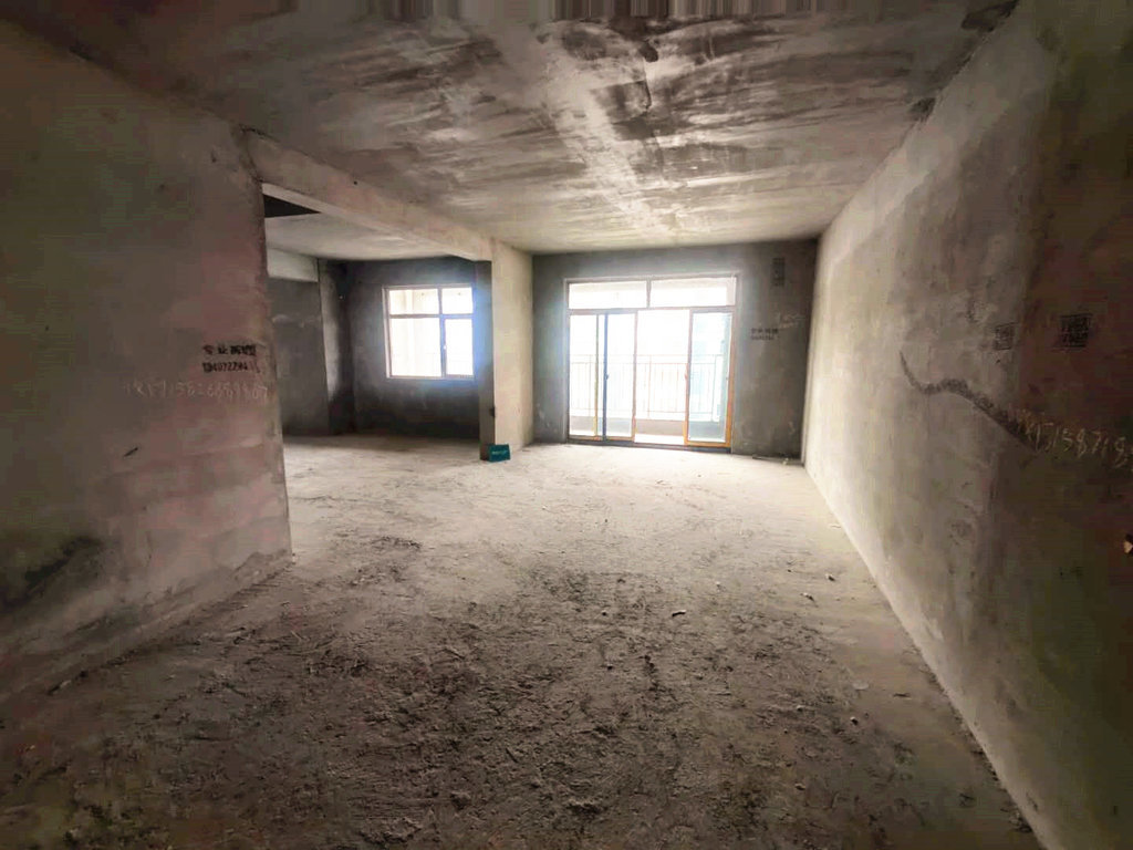 领秀城.毛坯三房超大阳台.证件满二.钥匙看房.小区人车分流