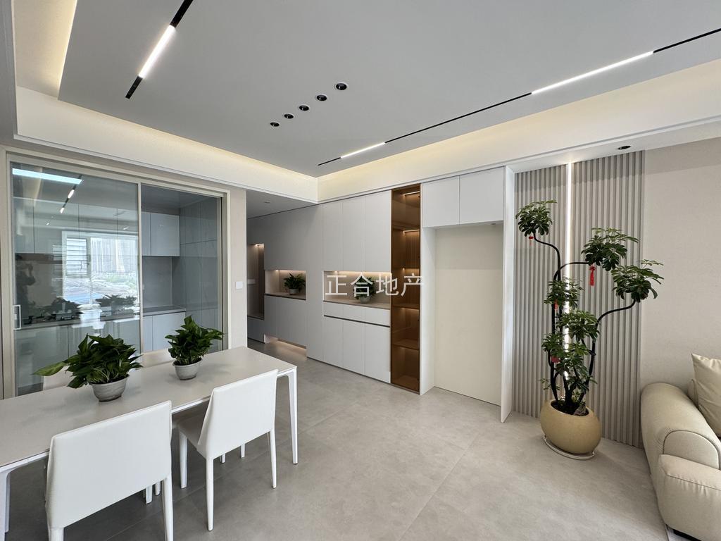 风和日丽，双书包房，精装三房两卫，全新装修，中间好楼层，拎包入住，证满二