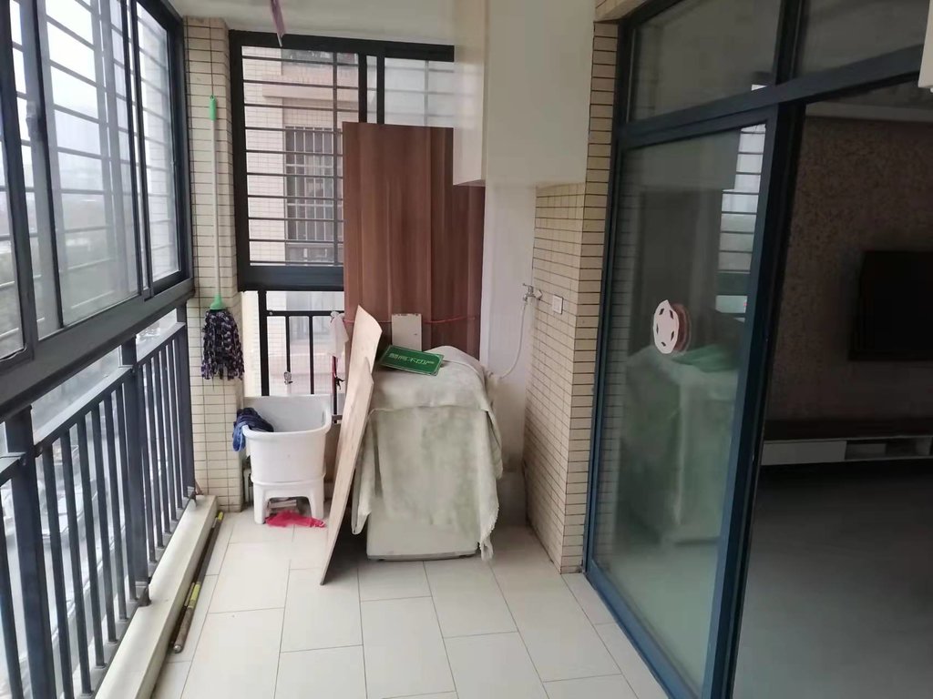 沃尔码对面洋房三房两卫出租，配置齐全