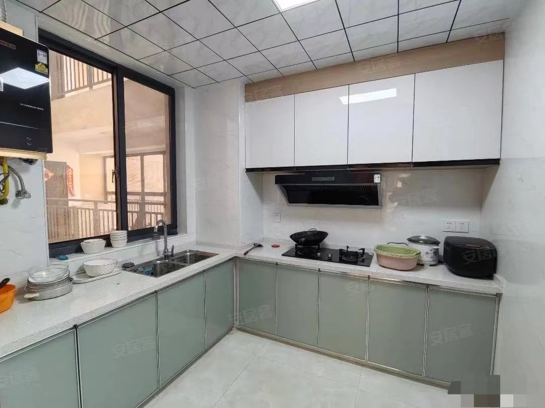 44，房东降价出售！​城西江滩公园旁，电梯好楼层，老证，过户费低，户型方正，采光好