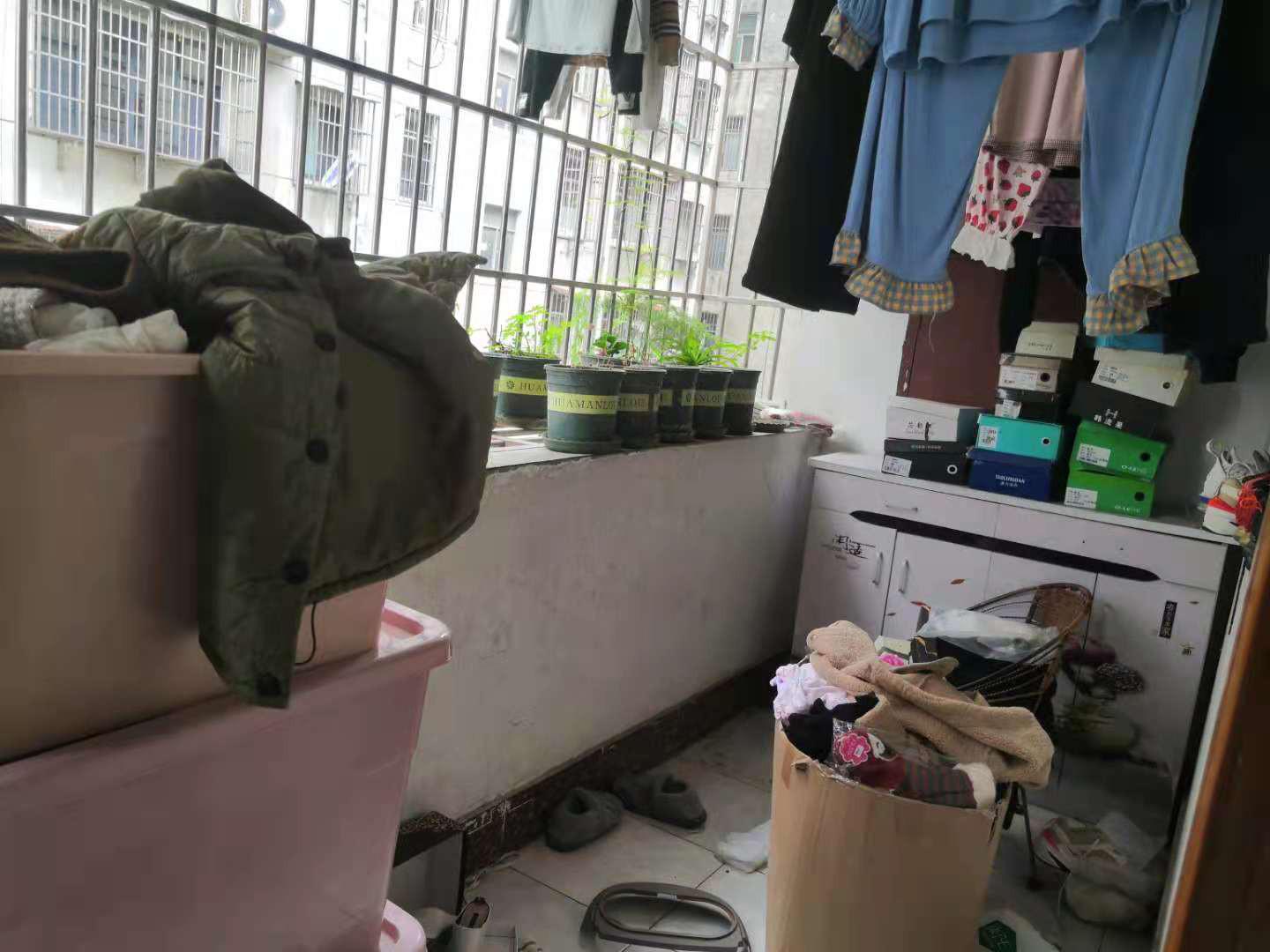 汉江 旁，纸机厂宿舍，125平，3室2厅1卫