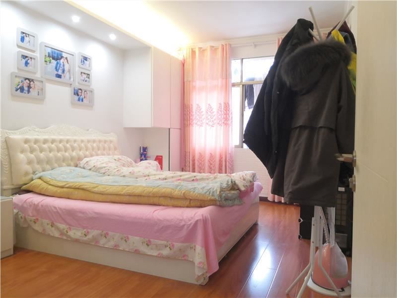 城南 好地段 菜场都非常近步梯好楼层，证满两年，看房方便