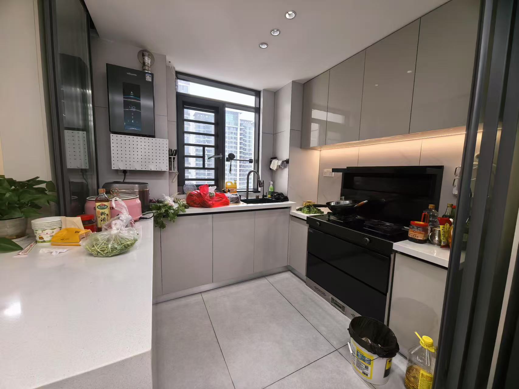 亏本出售，捡漏！风和日丽，精装三房，带一个地下车位，好楼层，证满二年，