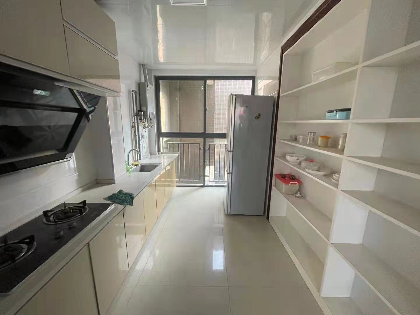 世纪雅园精装三房，户型通透采光好