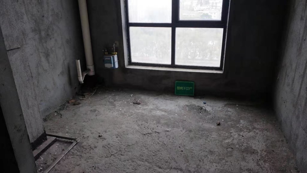 绿地华庭非常稀缺的毛坯三房，小区绿化率不需要过多解释来感受就好，养身小区，环境到了位