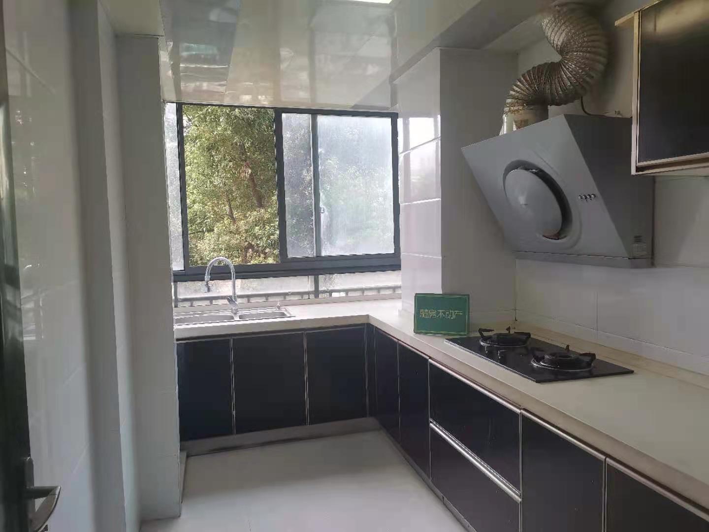 金域城邦精装四房，家具家电齐全，拎包入住。