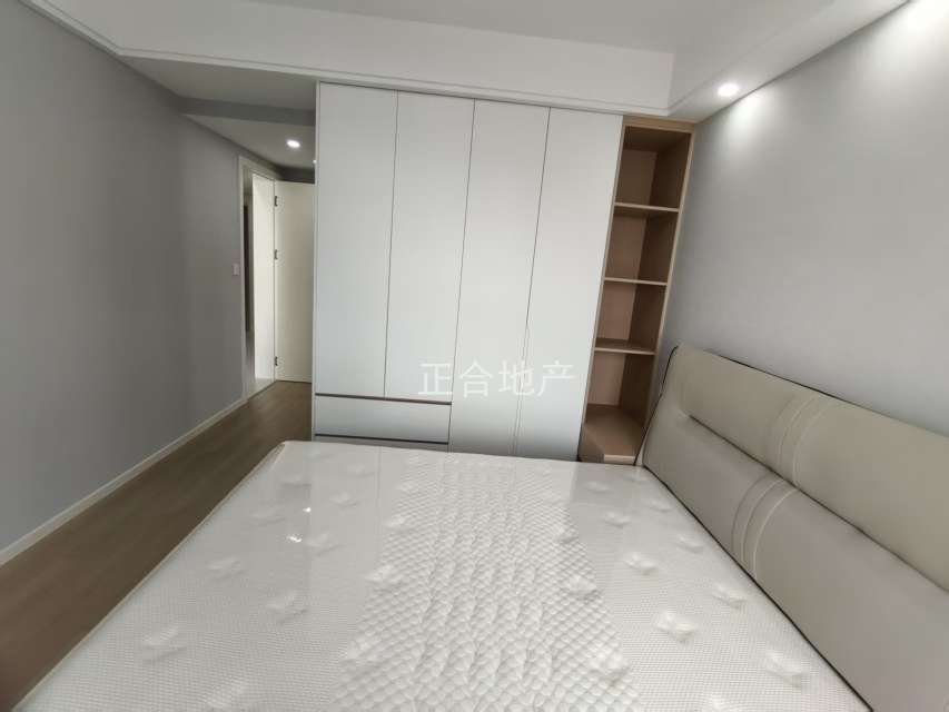 城南新区，蓝天新城，精装3房2卫，好楼层22楼，全新装修，证满2年，送车位