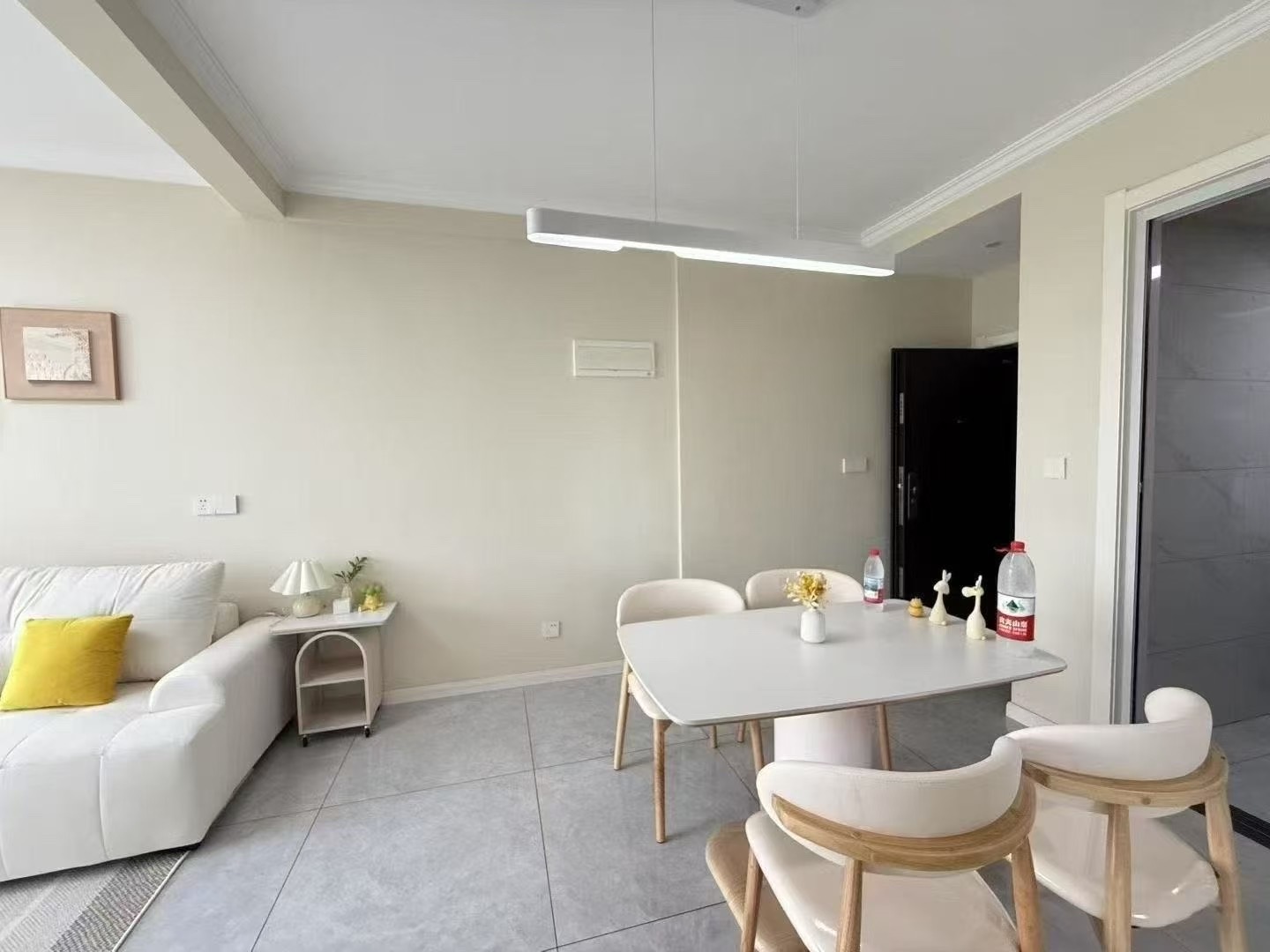 一中对面，电梯好楼层，精装2房2厅1卫，证满二，装修新，看中可以谈