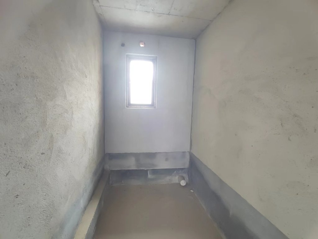 环球广场.毛坯三房.中间楼层.看房方便