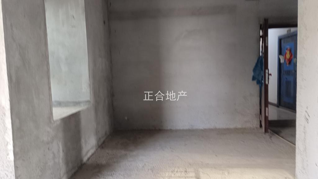 捡漏，亏本出售，风和日丽，毛坯4房，单价5000送车位，边户，电梯好楼层11楼，证满二