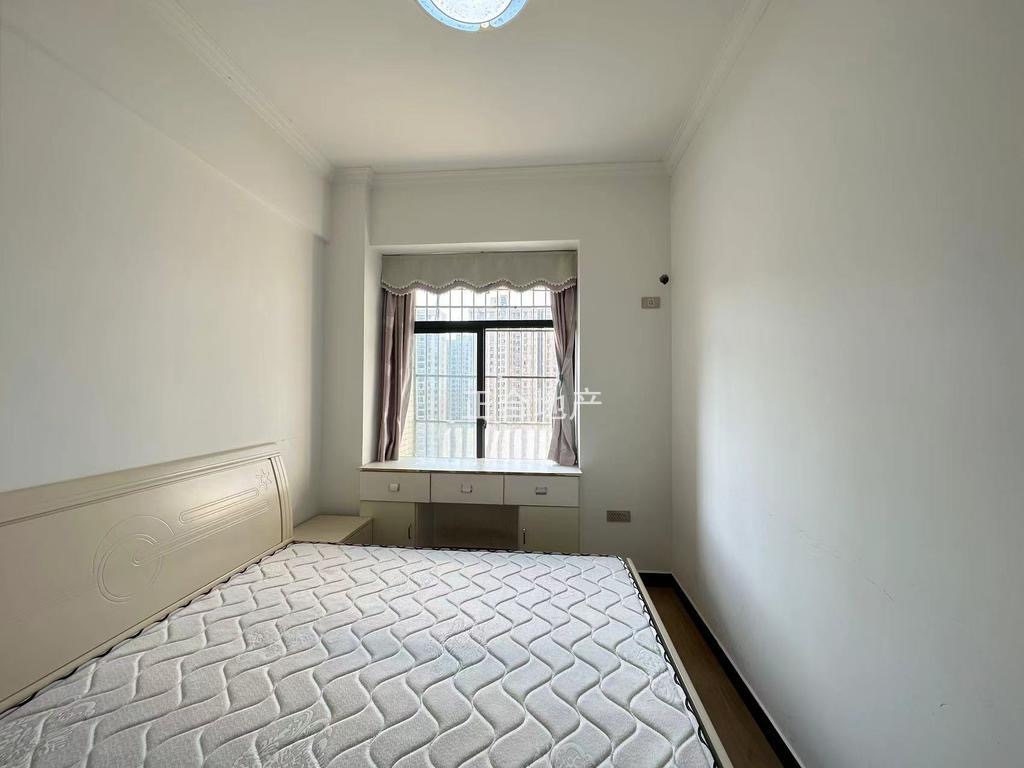 房东诚心出售，和合国际4期，精装两房，中间好楼层，成色新