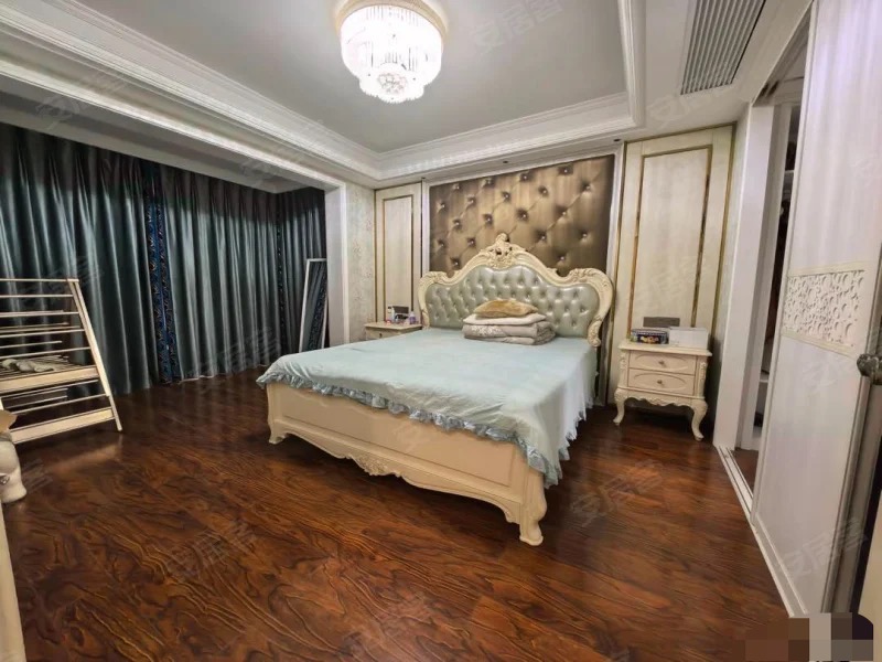 急售，新城壹号，欧式风格，装修花了百来万，精装四房，小区幼儿园xiao学都有，新二中，单价6000多