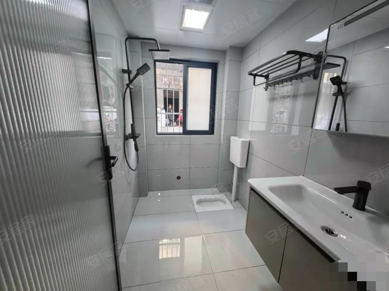 环球钟心旁，一楼带院子，银鑫小区，精装三房两厅两卫，养老陪读，证满二，手付1万