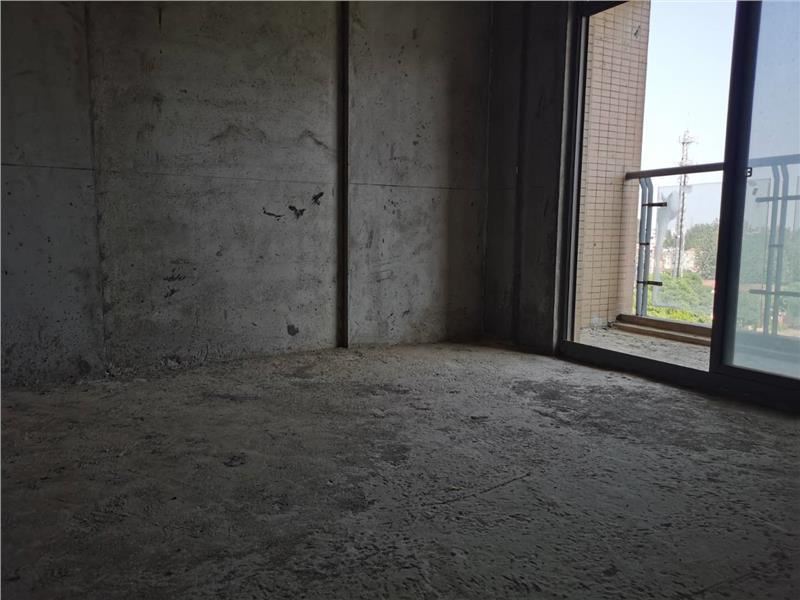 就读仙桃 ！紫润尚城毛坯三房 看房，急售证件已下可以按揭看房有钥匙