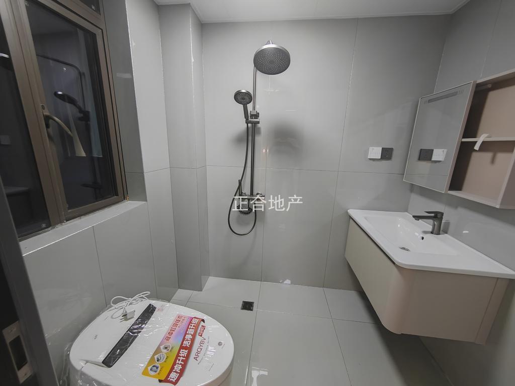 急售，城南，颐和公馆，电梯好楼层，全新精装三房二卫，证满五，诚心出售