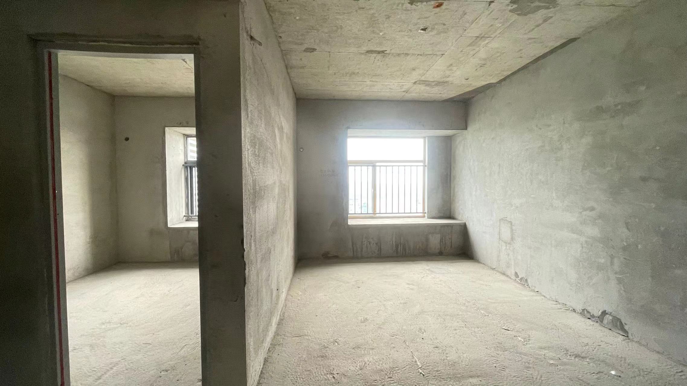 蓝天新城.毛坯小三房中间楼层.小区环境好.看房方便