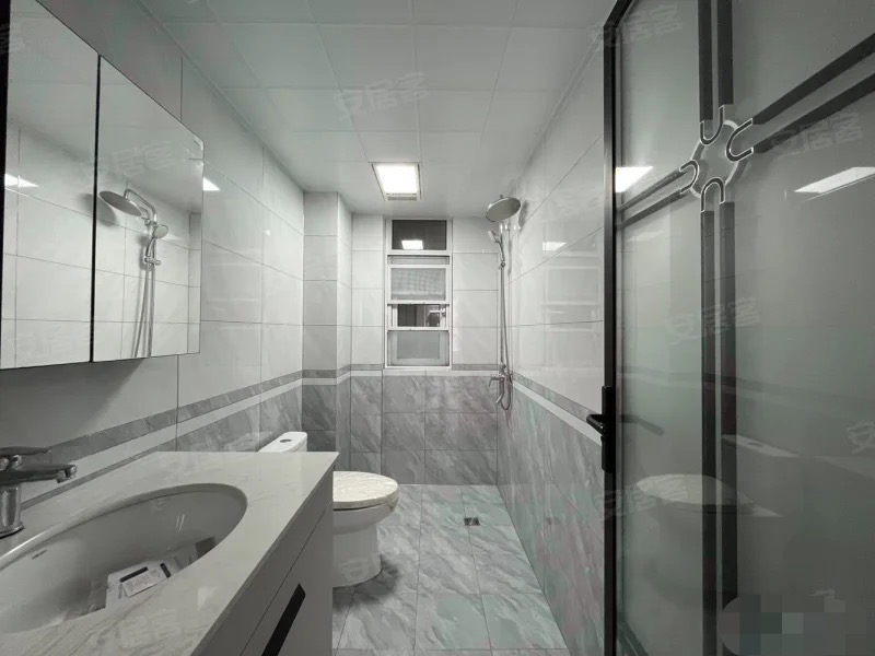 376，捡漏，亏本出，沔阳公馆，精装3房2厅2卫，单价5000，电梯10楼。证件满2年三开间朝南