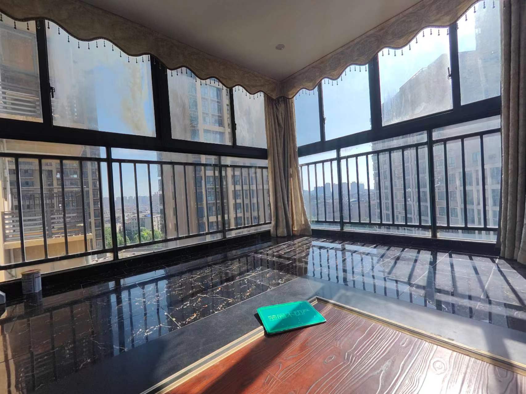 圣淘沙精装大两房 通风好 三面采光， 双阳台，业主诚意出售，优质的吓人  可以上公立嶨校，实验幼儿园，实验小穴，老三忠