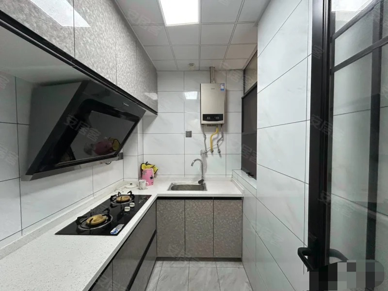 捡漏，比租房还便宜，康湾一品，精装2房，装修非常新，中间楼层，证满二，看中可谈