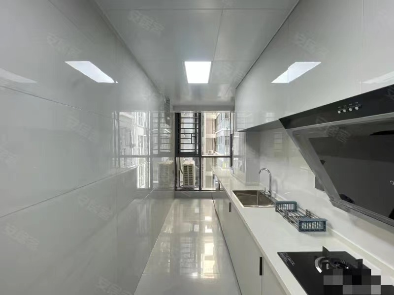 降价了，房东急售，城南福星城，全新装修。电梯中层，送30平大阳台，南北通透