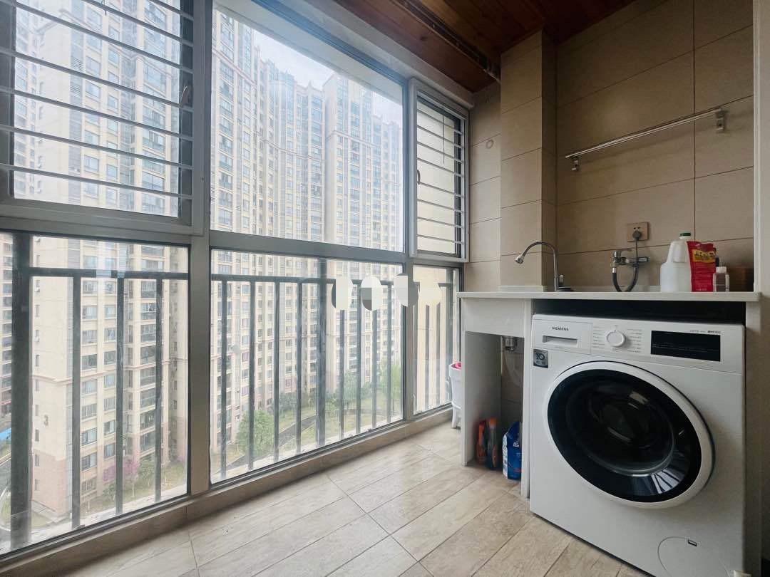 业主亏本出，城南沔阳。新三中旁，南北通透，双阳台，精装四房，证满二