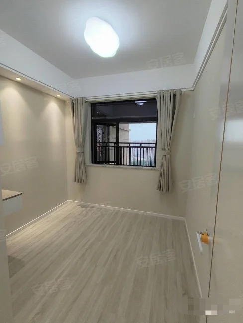 86，御湖世家全新精装三房二卫，电梯好楼层，湖景房，送车位，证满二