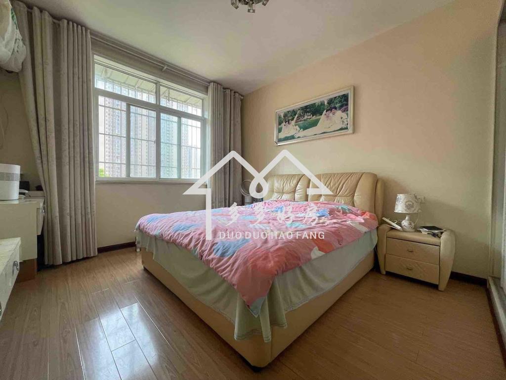 世纪雅苑，带装修，房东很爱惜，保养不错，家具家电齐全，直接拎包入住，单J4000，带装修