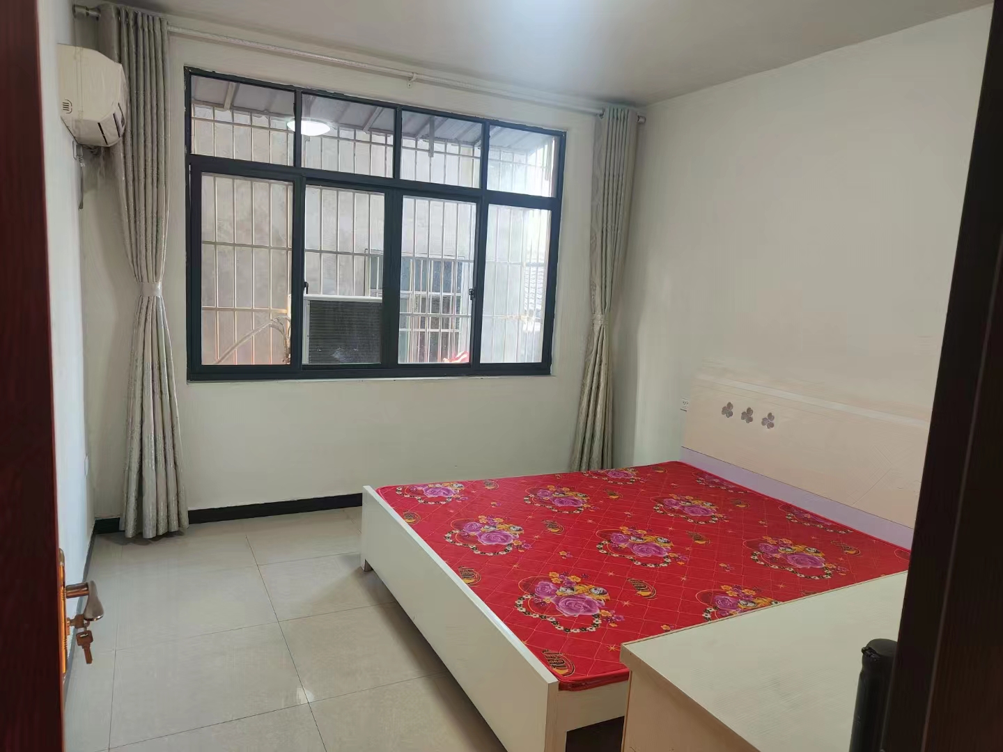 中百广场附近两室一厅出租，市衷心地段价格美丽