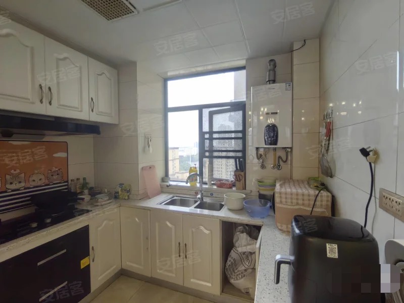 诚心出售，新城壹号五期，精装三房，成色新，南北通透、双阳台，满二，