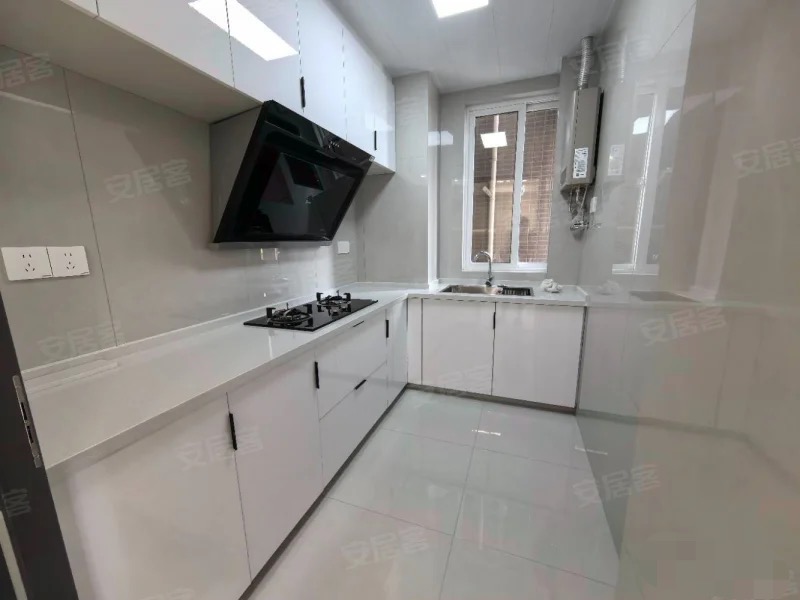 一中对面，全新精装三房二卫，老证，南北通透，亏本出售