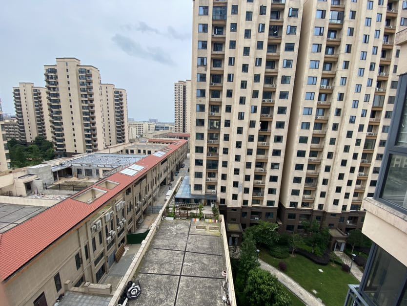 降价了，城南，荣怀C区，精装三房两卫，边户，好楼层，视野好，诚心出售