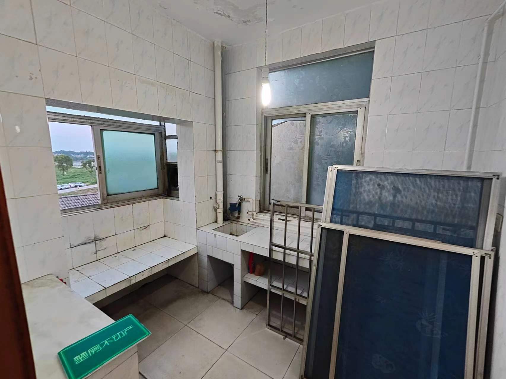 老八中教师宿舍，汉水清风苑电梯好楼层，大四房，南北通透江景房，小穴新增了初衷部