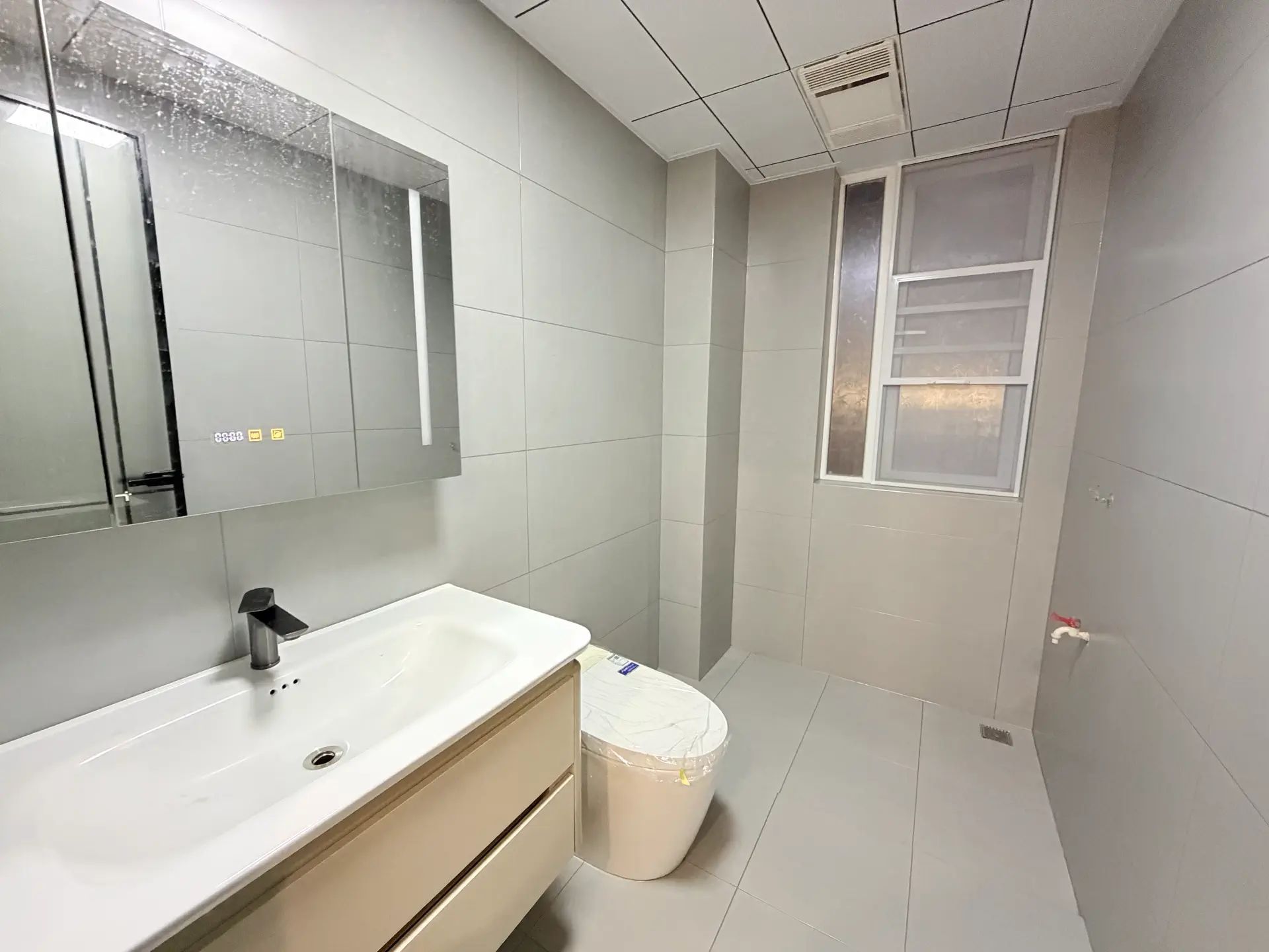 诚心出售，城南，南国明珠，‮主业‬自装，精装‮房三‬两卫，证满二