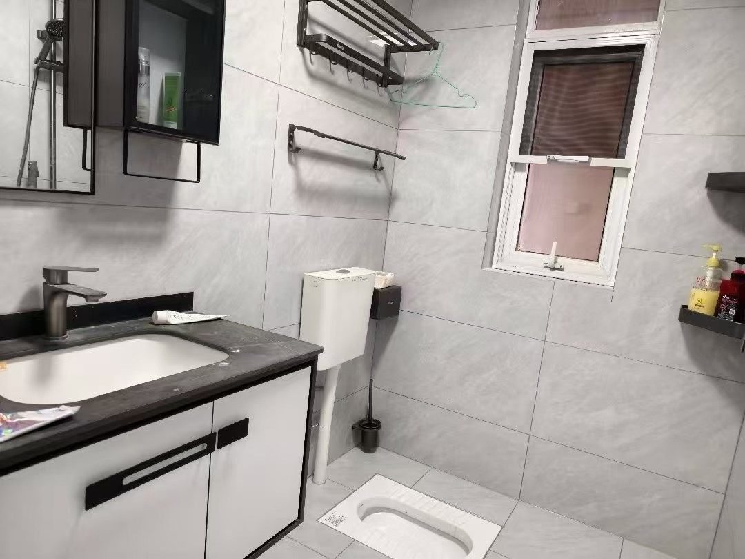 新妇幼旁，锦绣江山，精装3房2厅2卫，9.9成新,，双阳台，证满二，南北通透