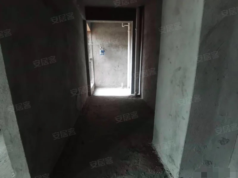 305，捡漏！捡漏！单价4700，沔阳公馆，中间楼层，两梯三户，证件满二