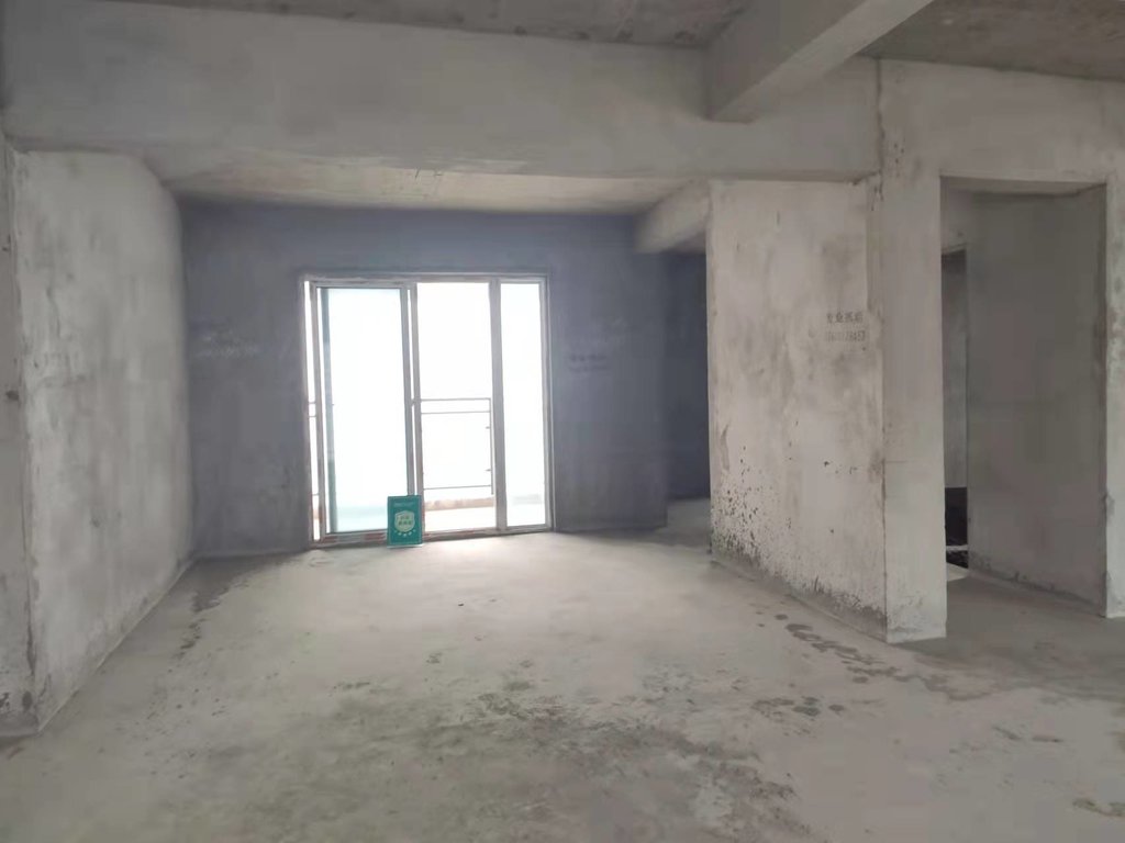 银湖城毛坯三房户型方正小区绿化不错交房时间不长离高铁站也近看房方便