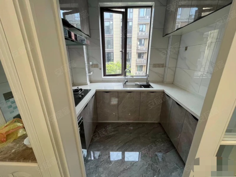 绿地香格里拉，电梯洋房，9成新，精装三房两卫，好楼层，证满二